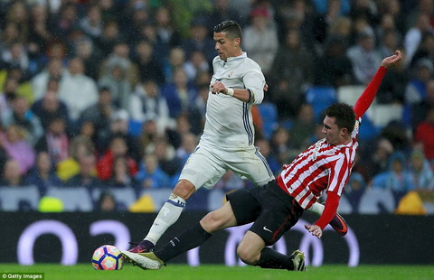 Cris Ronaldo dang tro thanh ganh nang trong ngay Real Madrid thang nhoc Athletic Bilbao.