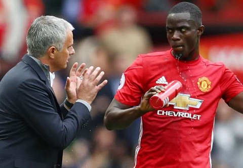 Tìm phương án thay thế Bailly: Câu hỏi khó cho Mourinho