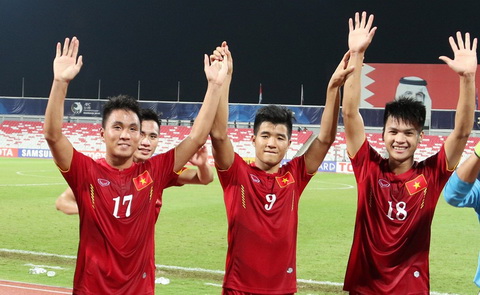 HLV Hoang Anh Tuan mang hoc tro U19 Viet Nam vi tu man hinh anh