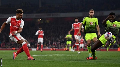 Arsenal 2-0 Reading Wenger, het loi khen ngoi Chamberlain hinh anh