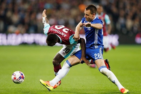 HLV Conte khiến Terry buồn lòng