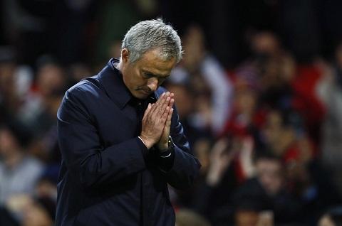 Mourinho chắp tay, cúi rạp đầu, xin lỗi người hâm mộ