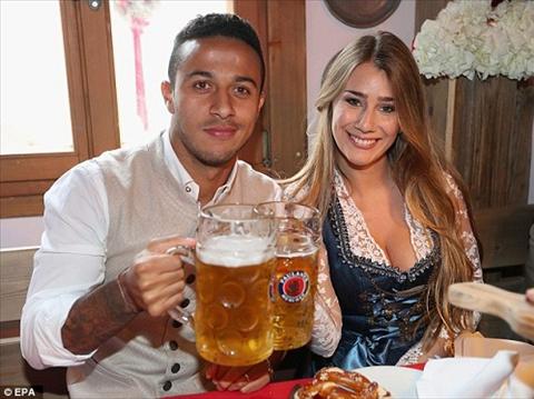Dan sao Bayern Munich dua bo xinh du le hoi bia Oktoberfest hinh anh