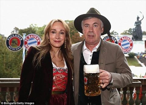 Dan sao Bayern Munich dua bo xinh du le hoi bia Oktoberfest hinh anh