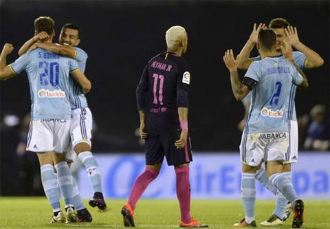 Neymar khong the giup duoc gi nhieu cho Barca, trong khi Celta Vigo choi thang hoa. Anh: Reuters