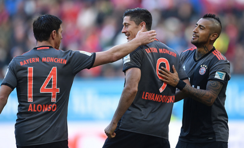 Augsburg 1-3 Bayern Munich Khi Lewandowski tinh giac! hinh anh