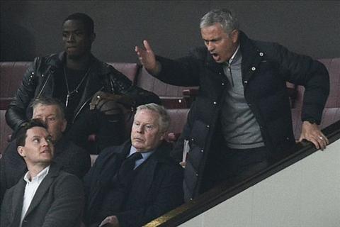 Mourinho gặp hạn với 2 án phạt cực nặng chỉ trong 1 tháng