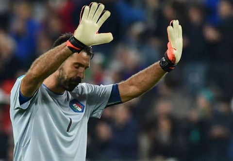 Người hùng De Rossi bảo vệ Buffon sau sai lầm ở trận gặp TBN