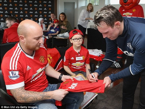 Cầu thủ MU động viên tinh thần các fan nhí mắc bệnh hiểm nghèo