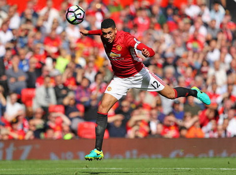 Smalling dính chấn thương thật, Jose Mourinho một phen bẽ mặt