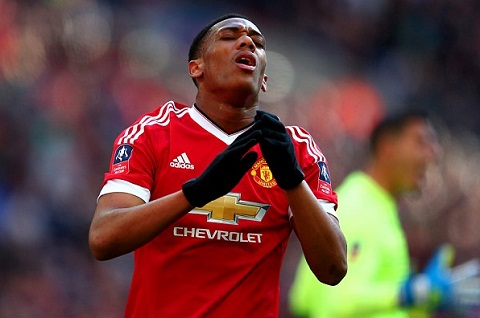 Neville chỉ trích Martial: M.U đã hoang phí 55 triệu bảng