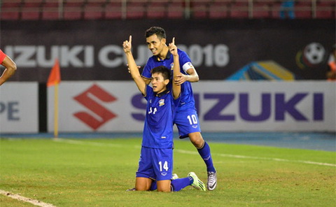 Sarawut mang ve ban thang quy gia, giup Thai Lan gianh ve di tiep. Anh: Twitter/AFF Suzuki Cup.