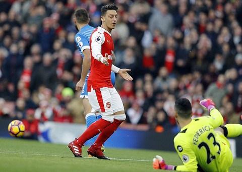 Dư âm Arsenal 3-1 Bournemouth: Ozil sa sút lạ kỳ