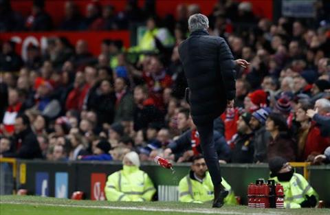 Trút giận vào ... chai nước, HLV Mourinho bị đuổi lên khán đài