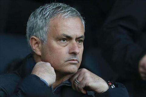 HLV Mourinho ngoi tren khan dai tran Swansea