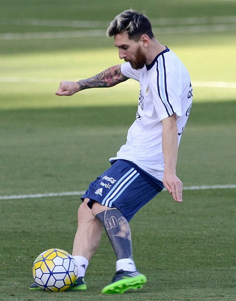 Lionel Messi xam kin chan trai hinh anh