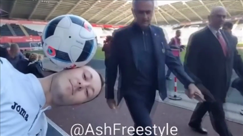 HLV Mourinho troll anh chàng cầu thủ freestyle