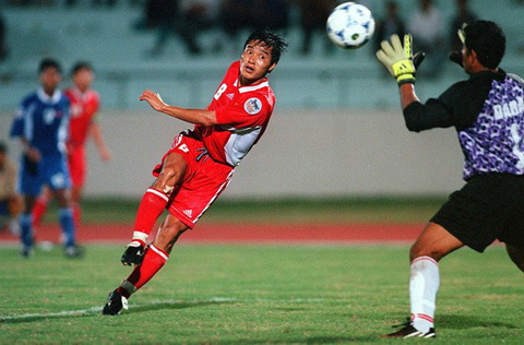 Tien ve Nguyen Hong Son da co ban thang rat dep tai AFF Cup 2000.
