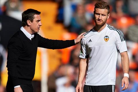 Sao Arsenal lên tiếng bảo vệ thầy cũ Gary Neville