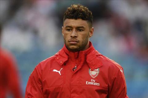 Arsenal muon giu chan tien ve Oxlade-Chamberlain hinh anh