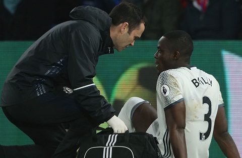 Bailly lại dính chấn thương, Mourinho trấn an NHM