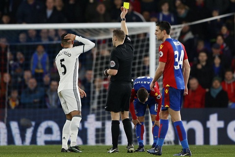 Mourinho cổ xuý lối đá bạo lực của Marcos Rojo