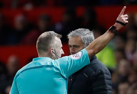 FA giải thích lí do Mourinho bị phạt vì đá chai nước