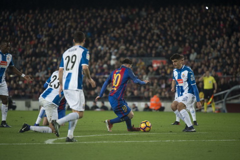 Messi toa sang o derby xu Catalan