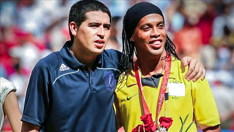 Ronaldinho va Riquelme se choi cho doi bong roi may bay mien phi hinh anh