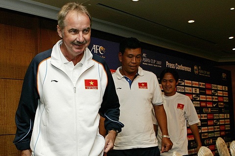 HLV Alfred Riedl tung dua Viet Nam vao tu ket Asian Cup 2007