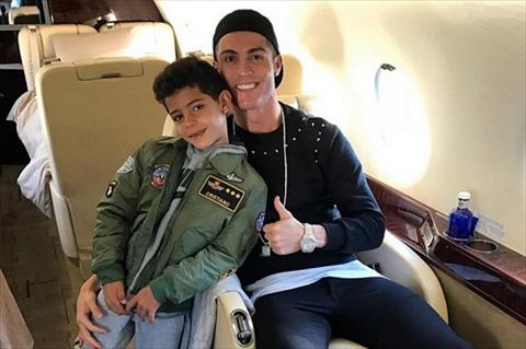 Ronaldo dua con trai di nghi Giang Sinh bang chuyen co rieng hinh anh
