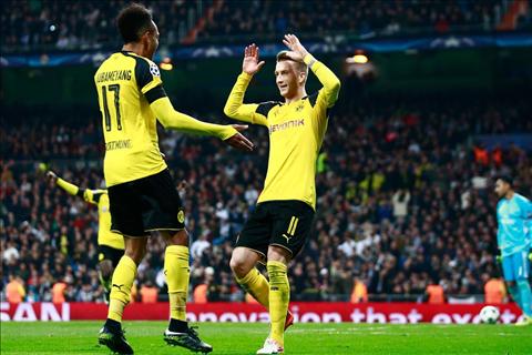 Aubameyang va Reus phoi hop ghi ban cho Dortmund
