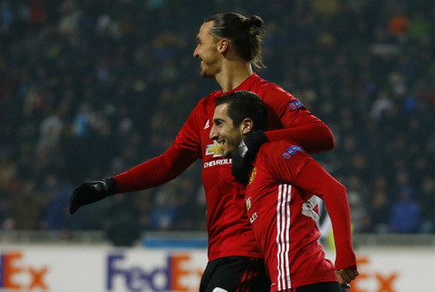 Ibrahimovic va Mkhitaryan cung nhau lap cong mang ve chien thang cho Man Utd. Anh: Reuters.