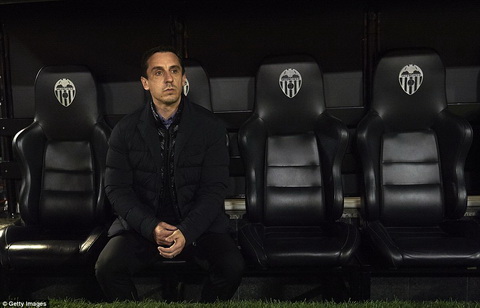 Gary Neville sắp mất ghế vào tay Pellegrini