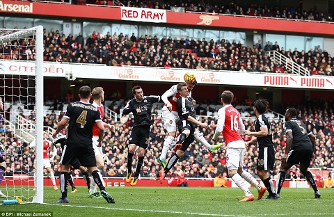 Arsenal phai dung rat nhieu pha bong bong de tiep can khung thanh Leicester