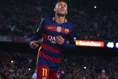 Neymar to cao bi Suarez cuop ban thang kinh dien hinh anh