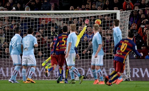 Messi vượt qua Ronaldinho về khả năng đá phạt