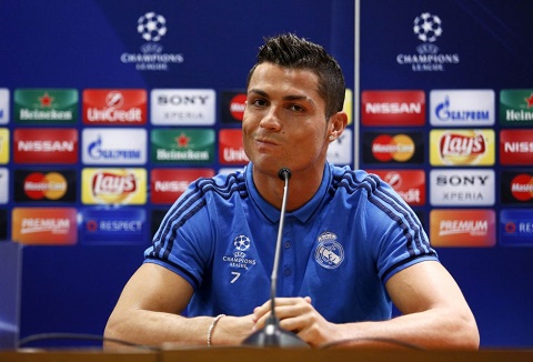 Bị hỏi xoáy, Ronaldo tức giận bỏ họp báo