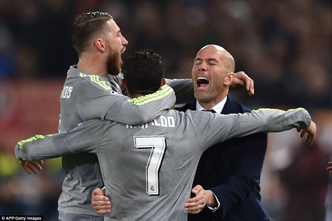 Roma 0-2 Real Zidane-Madrid khong chi biet tan cong hinh anh