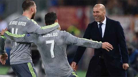 Ronaldo, Ramos chia vui voi HLV Zidane sau ban mo ty so. Anh: Reuters