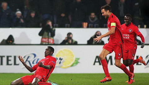 Onuachu (trai) an dinh 2-1 cho Midtjylland truoc MU