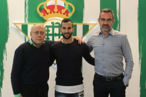 Hau ve Montoya (giua) chuyen toi Betis tu Barca theo hop dong cho muon het mua.