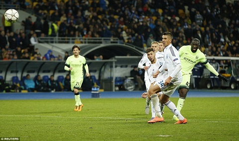 Man City hạ Dynamo Kiev: Điểm 10 cho Yaya Toure