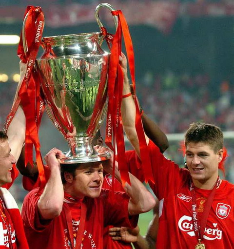 Đó là Alonso, Xabi Alonso trong màu áo Đỏ!