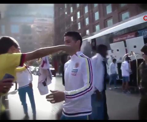 Cực sốc: Sao Real lột đồ ngay giữa đường phố