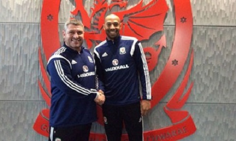 Nhận bằng huấn luyện, Henry sẵn sàng thay Wenger