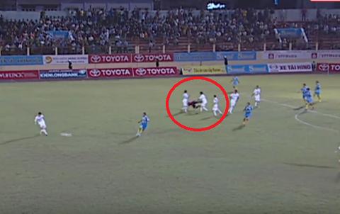 Sốc: Tuyển thủ Quốc gia Văn Quyết đẩy ngã trọng tài để phản đối