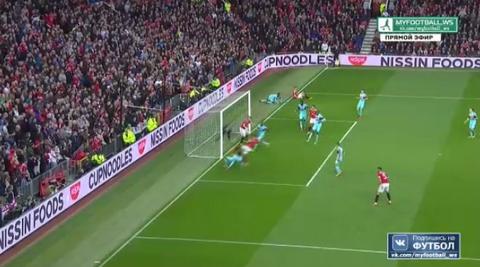 Martial thành người hùng của M.U nhờ... mông Schweinsteiger