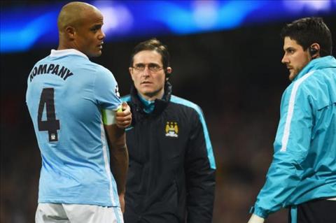 Đồng đội Man City chẳng buồn ăn mừng vì thương Kompany