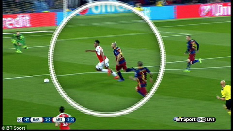 Tranh cãi: Sao trẻ Arsenal diễn kịch, tự ngã hay bị triệt hạ?